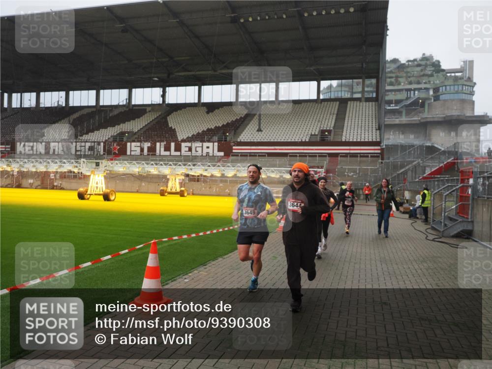 07.12.2025 - St. Pauli X-Mass-Run No. 15 Fabian Wolf http://msf.ph/oto/9390308 07.12.2025 10:23:36 Ziel 638, 3539, 3644, 3649, 3887, 3890, 4005, 4141, 4145, 4458, 4549 meine-sportfotos.de