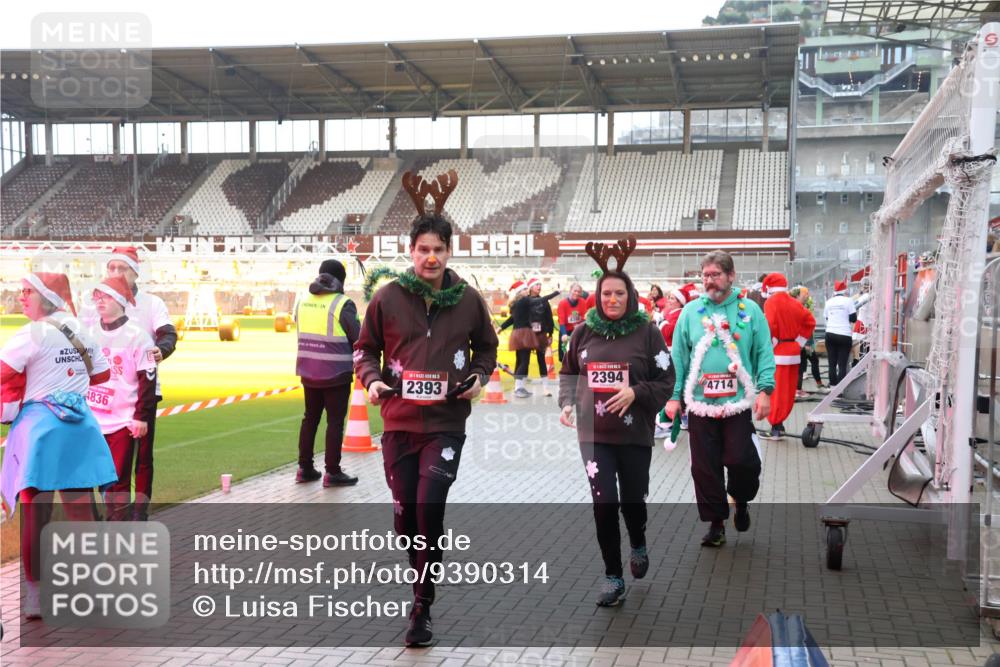 07.12.2025 - St. Pauli X-Mass-Run No. 15 Luisa Fischer http://msf.ph/oto/9390314 07.12.2025 12:12:57 Ziel 4836, 2394, 2393, 4714, 1033, 1500, 1503, 3972, 3977, 3978 meine-sportfotos.de