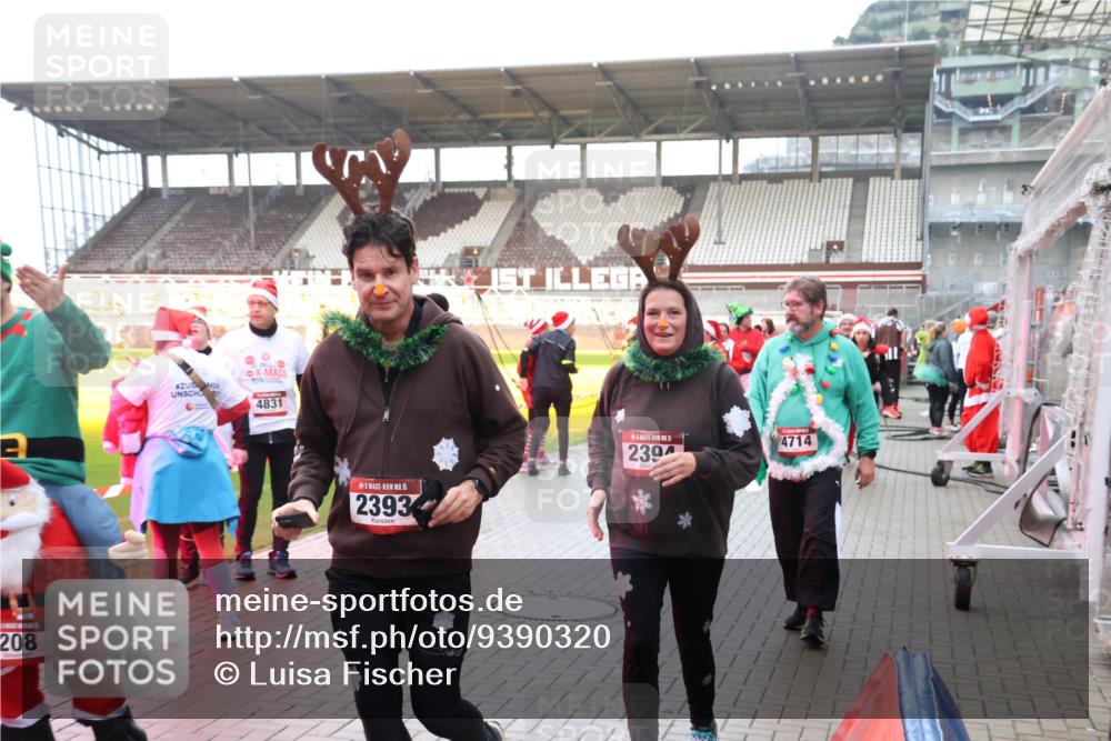 07.12.2025 - St. Pauli X-Mass-Run No. 15 Luisa Fischer http://msf.ph/oto/9390320 07.12.2025 12:12:59 Ziel 3, 208, 4831, 15, 2393, 5, 4714, 239, 1033, 1500, 1503, 3972, 3977, 3978 meine-sportfotos.de