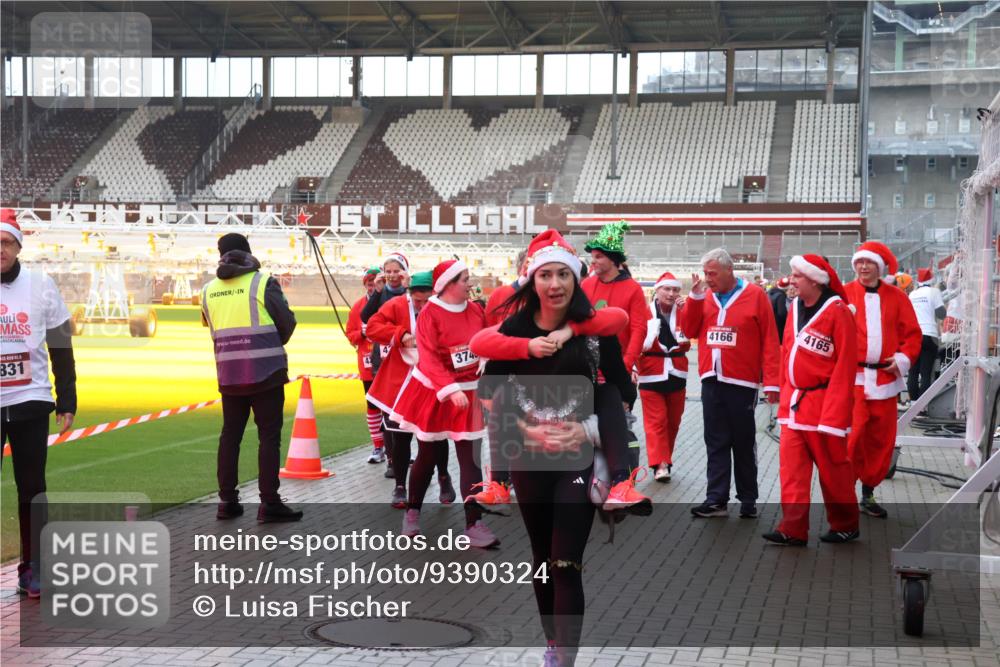 07.12.2025 - St. Pauli X-Mass-Run No. 15 Luisa Fischer http://msf.ph/oto/9390324 07.12.2025 12:13:05 Ziel 31, 374, 4166, 4165, 1033, 1500, 1503, 3972, 3977, 3978 meine-sportfotos.de