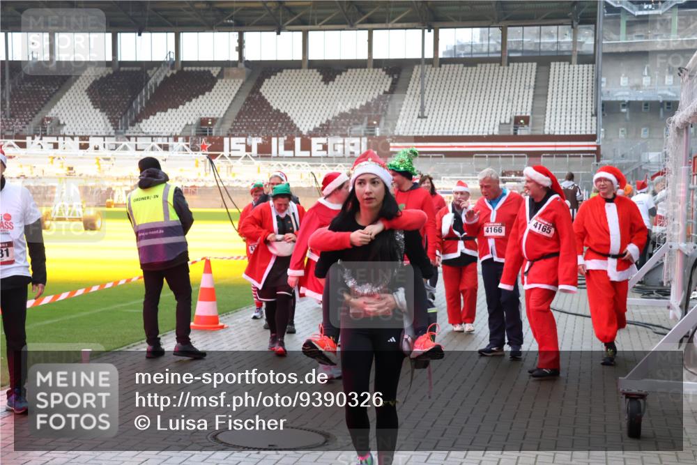 07.12.2025 - St. Pauli X-Mass-Run No. 15 Luisa Fischer http://msf.ph/oto/9390326 07.12.2025 12:13:05 Ziel 31, 4166, 4165, 1033, 1500, 1503, 3972, 3977, 3978 meine-sportfotos.de