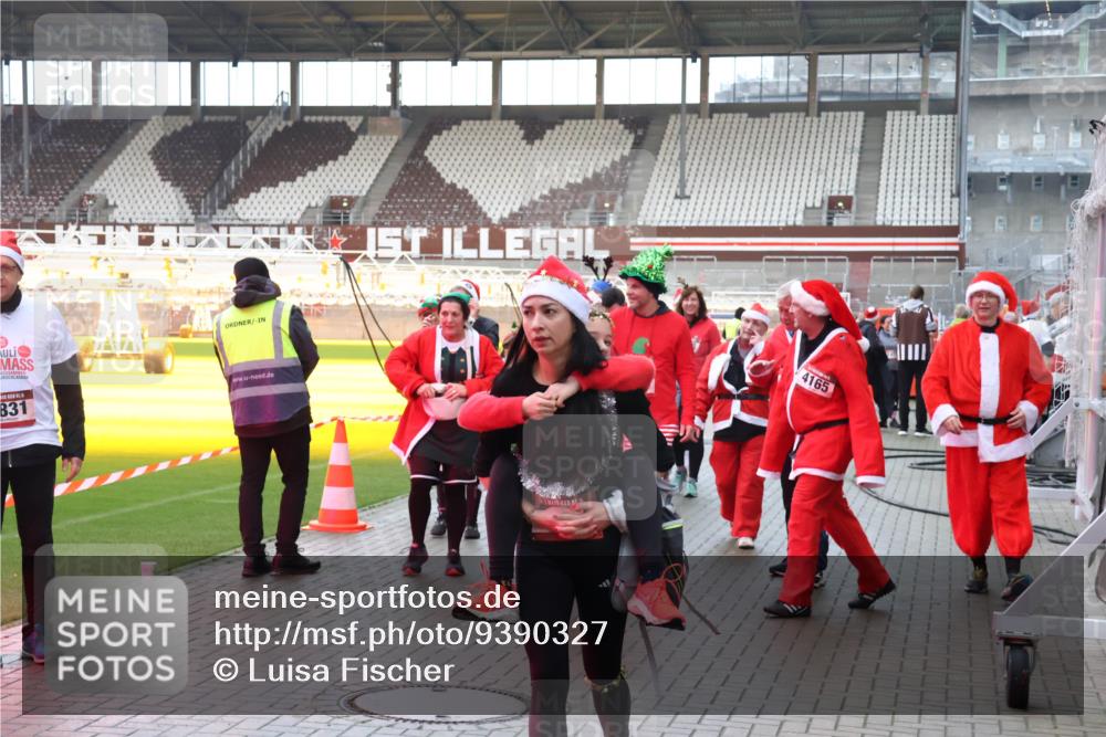 07.12.2025 - St. Pauli X-Mass-Run No. 15 Luisa Fischer http://msf.ph/oto/9390327 07.12.2025 12:13:06 Ziel 831, 4165, 1033, 1500, 1503, 3972, 3977, 3978 meine-sportfotos.de