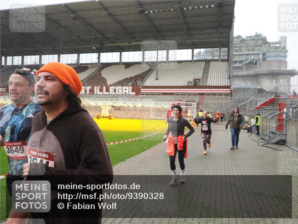 07.12.2025 - St. Pauli X-Mass-Run No. 15 Fabian Wolf http://msf.ph/oto/9390328 07.12.2025 10:23:37 Ziel 638, 3539, 3644, 3649, 3887, 3890, 4145, 4549 meine-sportfotos.de