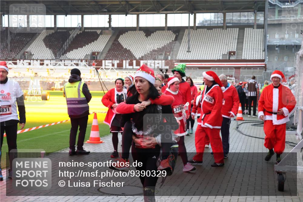 07.12.2025 - St. Pauli X-Mass-Run No. 15 Luisa Fischer http://msf.ph/oto/9390329 07.12.2025 12:13:06 Ziel 831, 3746, 4165, 1033, 1500, 1503, 3972, 3977, 3978 meine-sportfotos.de