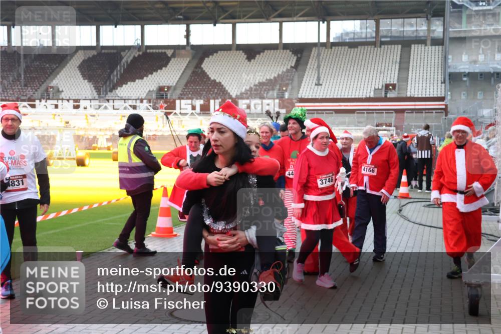 07.12.2025 - St. Pauli X-Mass-Run No. 15 Luisa Fischer http://msf.ph/oto/9390330 07.12.2025 12:13:06 Ziel 831, 1, 4166, 44, 3746, 1033, 1500, 1503, 3972, 3977, 3978 meine-sportfotos.de