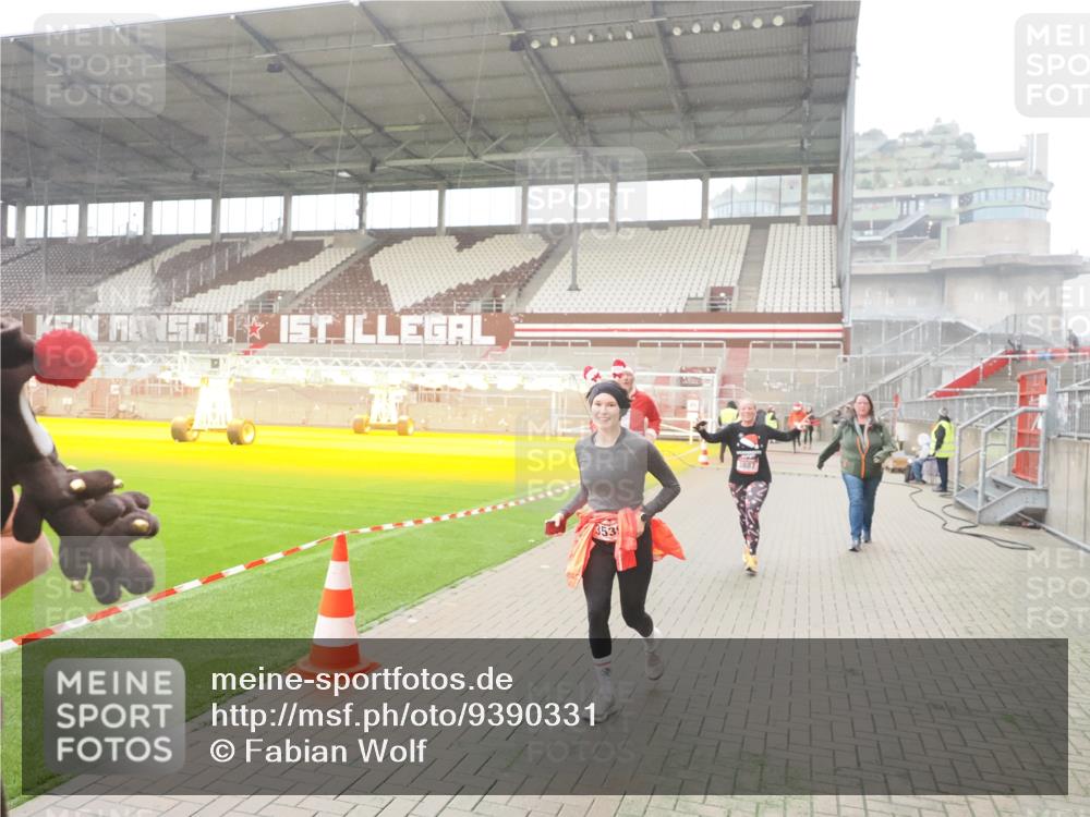 07.12.2025 - St. Pauli X-Mass-Run No. 15 Fabian Wolf http://msf.ph/oto/9390331 07.12.2025 10:23:37 Ziel 638, 3539, 3644, 3649, 3887, 3890, 4145, 4549 meine-sportfotos.de