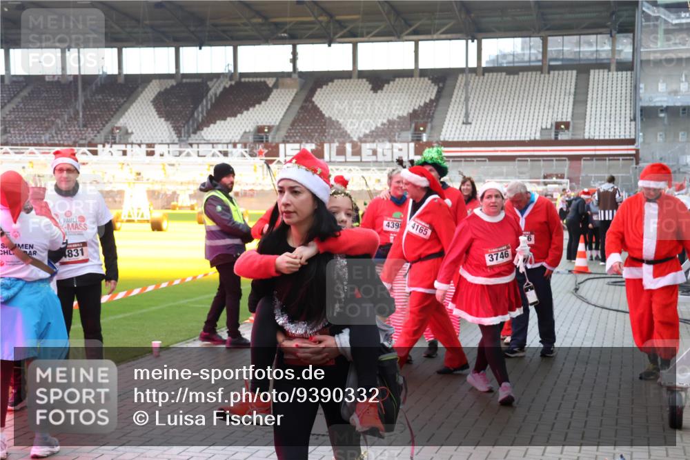 07.12.2025 - St. Pauli X-Mass-Run No. 15 Luisa Fischer http://msf.ph/oto/9390332 07.12.2025 12:13:07 Ziel 831, 439, 4165, 3746, 1500, 1503, 3972, 3977, 3978 meine-sportfotos.de