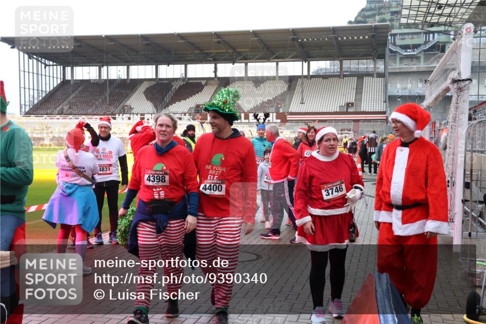 07.12.2025 - St. Pauli X-Mass-Run No. 15 Luisa Fischer http://msf.ph/oto/9390340 07.12.2025 12:13:12 Ziel 4831, 4398, 4400, 1272, 42, 426, 3746, 1500, 1503, 3972, 3977, 3978 meine-sportfotos.de