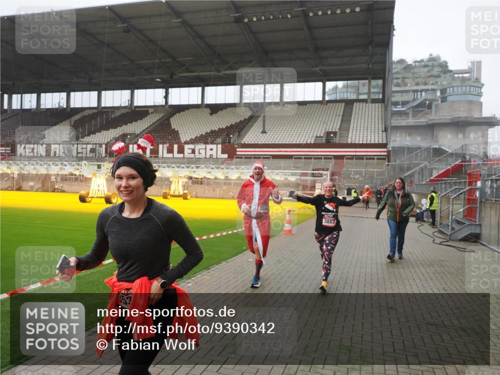07.12.2025 - St. Pauli X-Mass-Run No. 15 Fabian Wolf http://msf.ph/oto/9390342 07.12.2025 10:23:38 Ziel 638, 3539, 3644, 3649, 3887, 3890, 4145, 4549 meine-sportfotos.de
