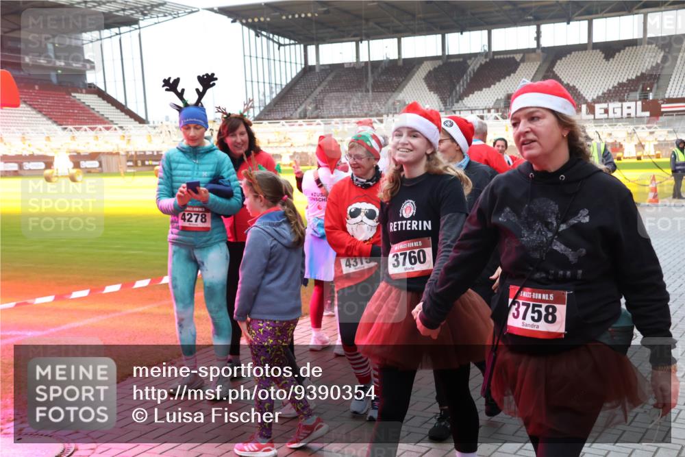 07.12.2025 - St. Pauli X-Mass-Run No. 15 Luisa Fischer http://msf.ph/oto/9390354 07.12.2025 12:13:21 Ziel 4278, 4315, 15, 3760, 15, 3758, 455, 463, 466, 1500, 1503, 2543, 3972 meine-sportfotos.de