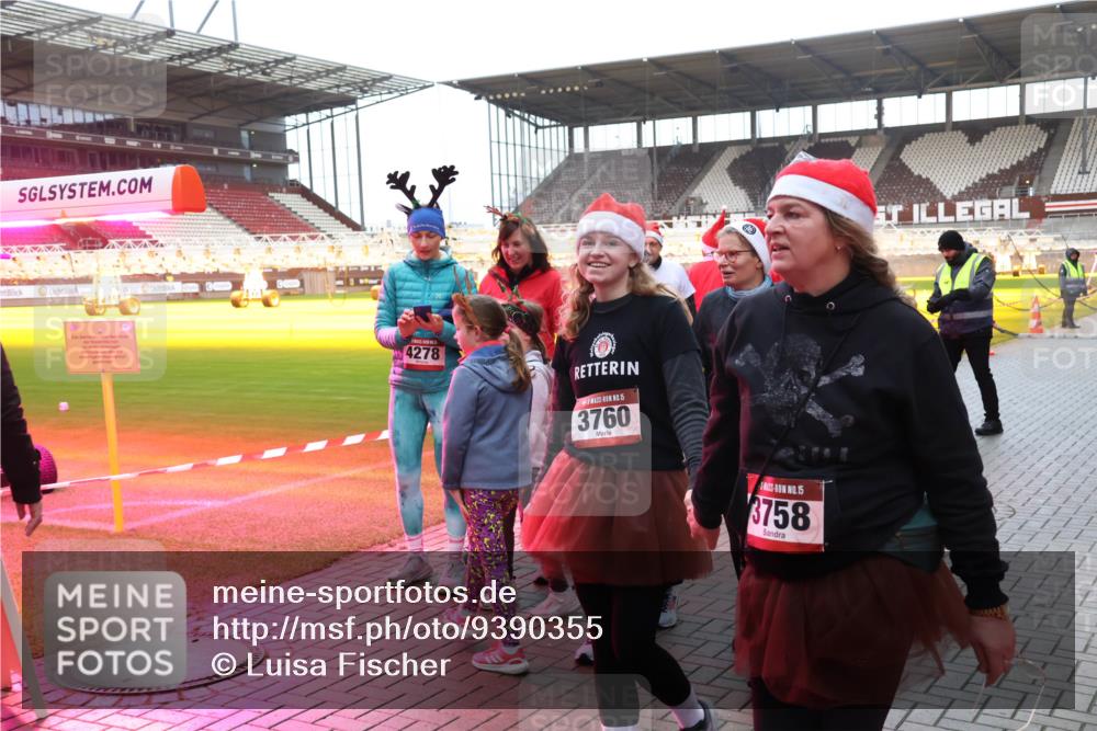07.12.2025 - St. Pauli X-Mass-Run No. 15 Luisa Fischer http://msf.ph/oto/9390355 07.12.2025 12:13:21 Ziel 4, 4278, 15, 3760, 15, 3758, 455, 463, 466, 1500, 1503, 2543, 3972 meine-sportfotos.de