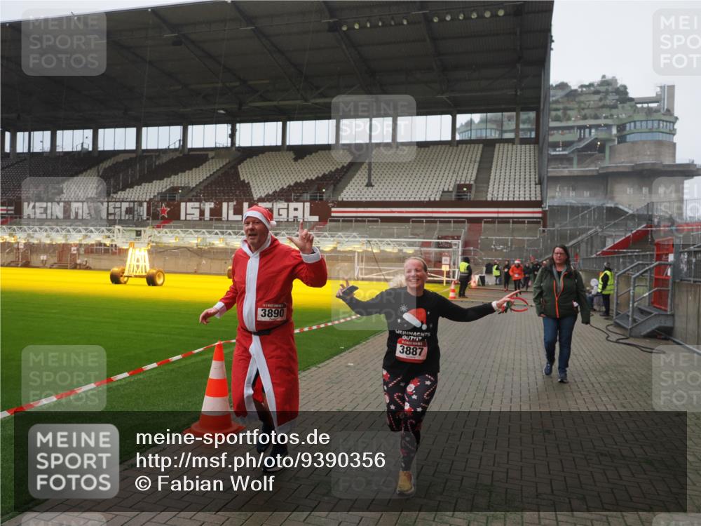 07.12.2025 - St. Pauli X-Mass-Run No. 15 Fabian Wolf http://msf.ph/oto/9390356 07.12.2025 10:23:39 Ziel 638, 1104, 3539, 3644, 3649, 3887, 3890, 4145, 4549 meine-sportfotos.de