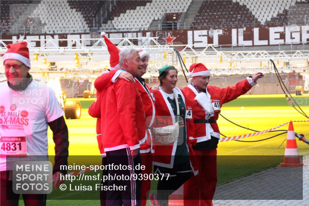 07.12.2025 - St. Pauli X-Mass-Run No. 15 Luisa Fischer http://msf.ph/oto/9390377 07.12.2025 12:13:28 Ziel 15, 4831, 41, 416, 455, 463, 466, 1500, 1503, 2543, 4713 meine-sportfotos.de