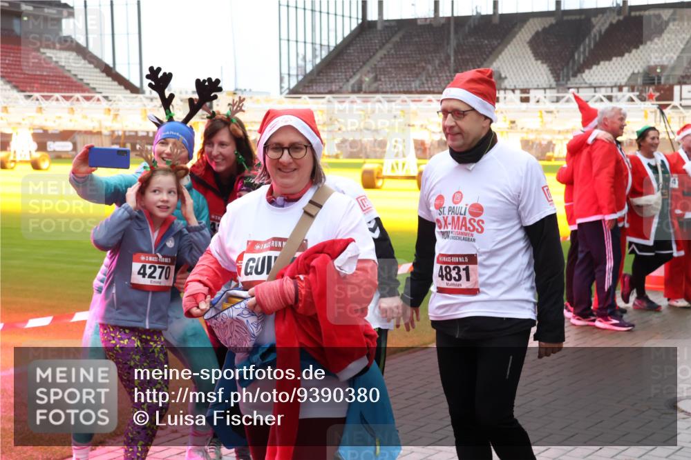 07.12.2025 - St. Pauli X-Mass-Run No. 15 Luisa Fischer http://msf.ph/oto/9390380 07.12.2025 12:13:34 Ziel 4270, 15, 4831, 455, 463, 466, 1500, 1503, 2543, 3645, 4077, 4261, 4713 meine-sportfotos.de