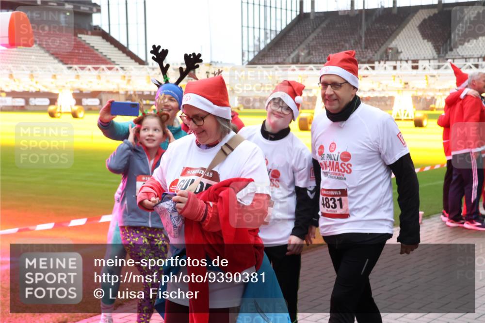 07.12.2025 - St. Pauli X-Mass-Run No. 15 Luisa Fischer http://msf.ph/oto/9390381 07.12.2025 12:13:35 Ziel 0, 15, 4831, 455, 463, 466, 1500, 1503, 2543, 3645, 4077, 4258, 4261, 4713 meine-sportfotos.de