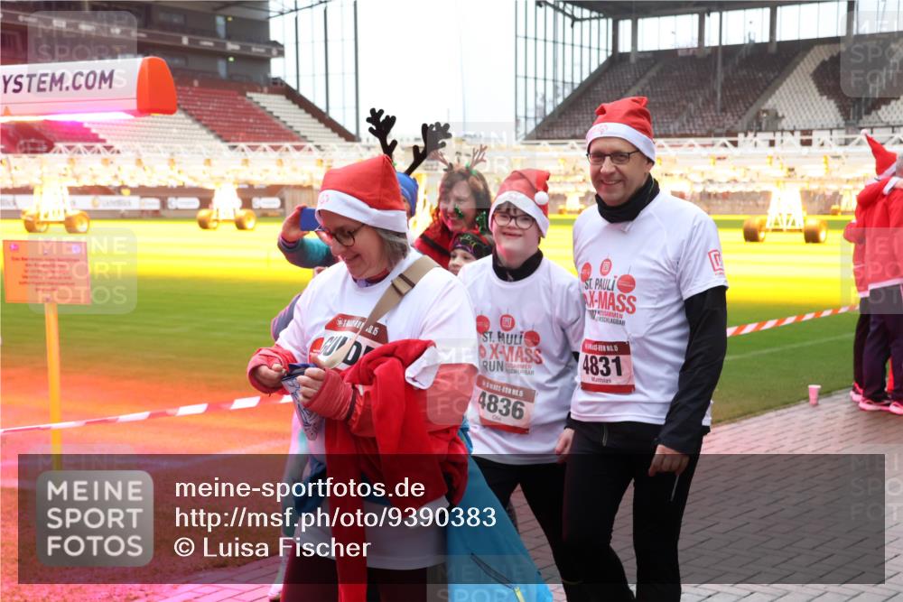07.12.2025 - St. Pauli X-Mass-Run No. 15 Luisa Fischer http://msf.ph/oto/9390383 07.12.2025 12:13:35 Ziel 5, 4836, 15, 4831, 455, 463, 466, 1500, 1503, 2543, 3645, 4077, 4258, 4261, 4713 meine-sportfotos.de