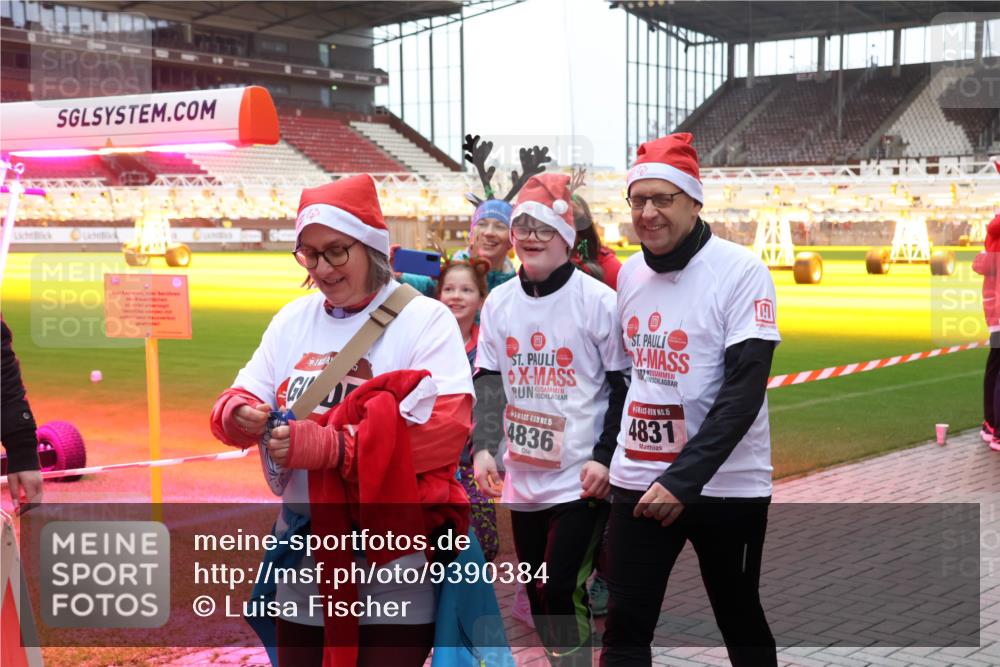07.12.2025 - St. Pauli X-Mass-Run No. 15 Luisa Fischer http://msf.ph/oto/9390384 07.12.2025 12:13:35 Ziel 15, 4831, 455, 463, 466, 1500, 1503, 2543, 3645, 4077, 4258, 4261, 4713 meine-sportfotos.de