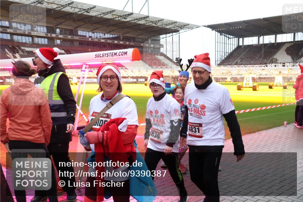 07.12.2025 - St. Pauli X-Mass-Run No. 15 Luisa Fischer http://msf.ph/oto/9390387 07.12.2025 12:13:36 Ziel 4836, 15, 4831, 455, 463, 466, 1500, 1503, 2543, 3645, 4077, 4258, 4261, 4713 meine-sportfotos.de