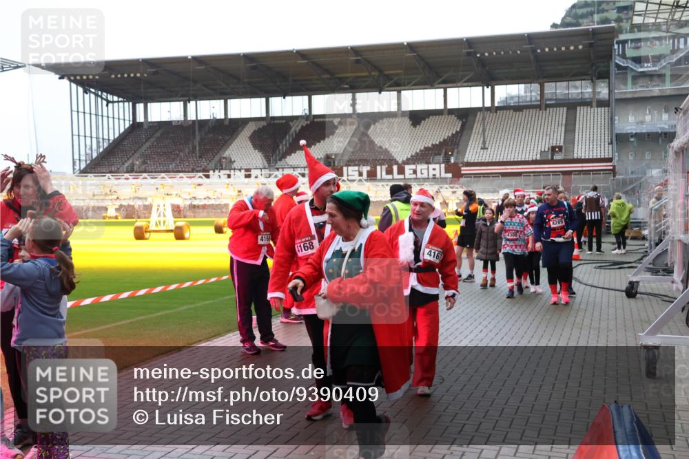 07.12.2025 - St. Pauli X-Mass-Run No. 15 Luisa Fischer http://msf.ph/oto/9390409 07.12.2025 12:13:54 Ziel 416, 168, 4167, 14308, 4289, 455, 463, 466, 2543, 3645, 4048, 4077, 4179, 4258, 4261, 4713 meine-sportfotos.de
