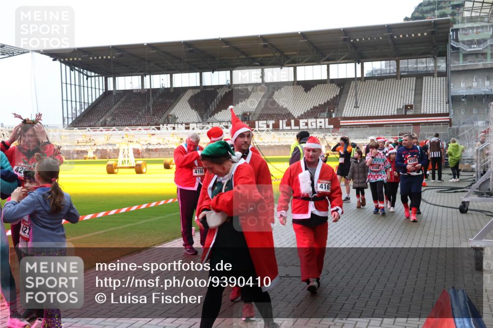 07.12.2025 - St. Pauli X-Mass-Run No. 15 Luisa Fischer http://msf.ph/oto/9390410 07.12.2025 12:13:55 Ziel 420, 4166, 42, 1, 416, 4308, 4289, 455, 463, 466, 2543, 3645, 4048, 4077, 4179, 4258, 4261, 4713 meine-sportfotos.de