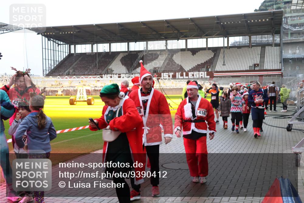 07.12.2025 - St. Pauli X-Mass-Run No. 15 Luisa Fischer http://msf.ph/oto/9390412 07.12.2025 12:13:55 Ziel 42, 455, 8, 4167, 1037, 4308, 4289, 455, 463, 466, 2543, 3645, 4048, 4077, 4179, 4258, 4261, 4713 meine-sportfotos.de