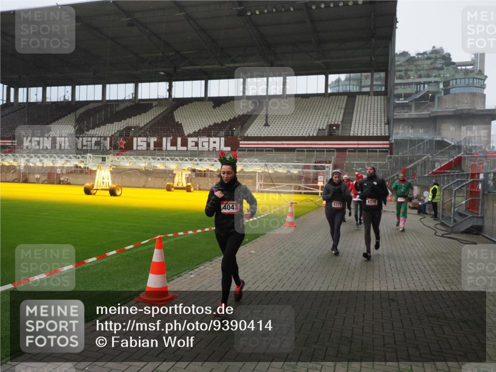 07.12.2025 - St. Pauli X-Mass-Run No. 15 Fabian Wolf http://msf.ph/oto/9390414 07.12.2025 10:23:48 Ziel 1104, 2603, 2634, 3539, 3644, 3649, 3887, 3890, 4043, 4139, 4144, 4377, 4378 meine-sportfotos.de
