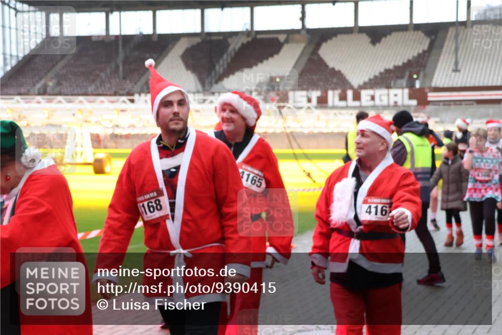 07.12.2025 - St. Pauli X-Mass-Run No. 15 Luisa Fischer http://msf.ph/oto/9390415 07.12.2025 12:13:56 Ziel 168, 4165, 4162, 455, 463, 466, 2543, 3645, 4048, 4077, 4179, 4258, 4261, 4713 meine-sportfotos.de