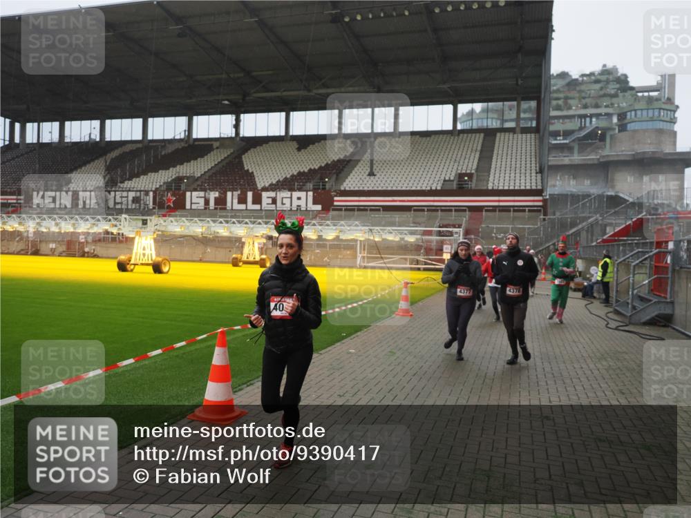 07.12.2025 - St. Pauli X-Mass-Run No. 15 Fabian Wolf http://msf.ph/oto/9390417 07.12.2025 10:23:48 Ziel 1104, 2603, 2634, 3539, 3644, 3649, 3887, 3890, 4043, 4139, 4144, 4377, 4378 meine-sportfotos.de