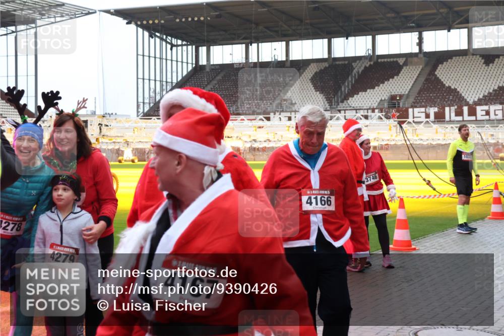 07.12.2025 - St. Pauli X-Mass-Run No. 15 Luisa Fischer http://msf.ph/oto/9390426 07.12.2025 12:13:58 Ziel 1278, 4279, 4167, 5, 4166, 3746, 1033, 455, 463, 466, 2543, 3645, 4048, 4077, 4179, 4258, 4261, 4713 meine-sportfotos.de