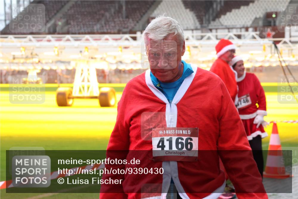 07.12.2025 - St. Pauli X-Mass-Run No. 15 Luisa Fischer http://msf.ph/oto/9390430 07.12.2025 12:13:59 Ziel 15, 4166, 5746, 455, 463, 466, 2543, 3645, 4048, 4077, 4179, 4258, 4261, 4713 meine-sportfotos.de