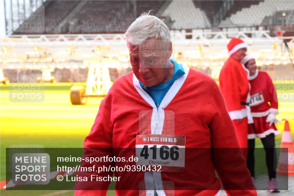 07.12.2025 - St. Pauli X-Mass-Run No. 15 Luisa Fischer http://msf.ph/oto/9390432 07.12.2025 12:14:00 Ziel 15, 4166, 746, 455, 463, 466, 2543, 3645, 4048, 4077, 4179, 4258, 4261, 4713 meine-sportfotos.de