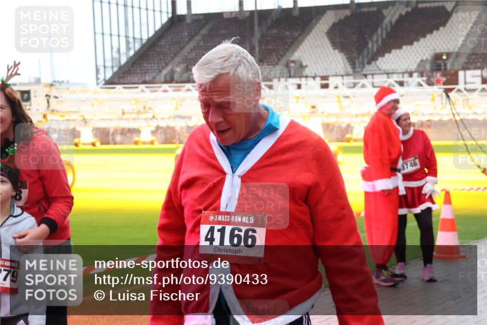 07.12.2025 - St. Pauli X-Mass-Run No. 15 Luisa Fischer http://msf.ph/oto/9390433 07.12.2025 12:14:00 Ziel 279, 15, 15, 4166, 3746, 455, 463, 466, 2543, 3645, 4048, 4077, 4179, 4258, 4261, 4713 meine-sportfotos.de