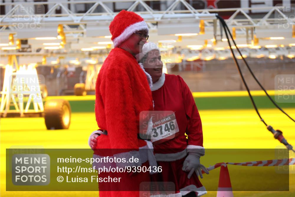 07.12.2025 - St. Pauli X-Mass-Run No. 15 Luisa Fischer http://msf.ph/oto/9390436 07.12.2025 12:14:01 Ziel 15, 3746, 455, 463, 466, 2543, 3645, 4048, 4077, 4179, 4258, 4261, 4713 meine-sportfotos.de