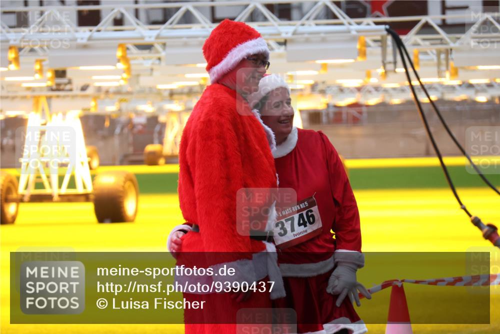 07.12.2025 - St. Pauli X-Mass-Run No. 15 Luisa Fischer http://msf.ph/oto/9390437 07.12.2025 12:14:02 Ziel 15, 3746, 455, 463, 466, 2543, 3645, 4048, 4077, 4179, 4258, 4261, 4713 meine-sportfotos.de