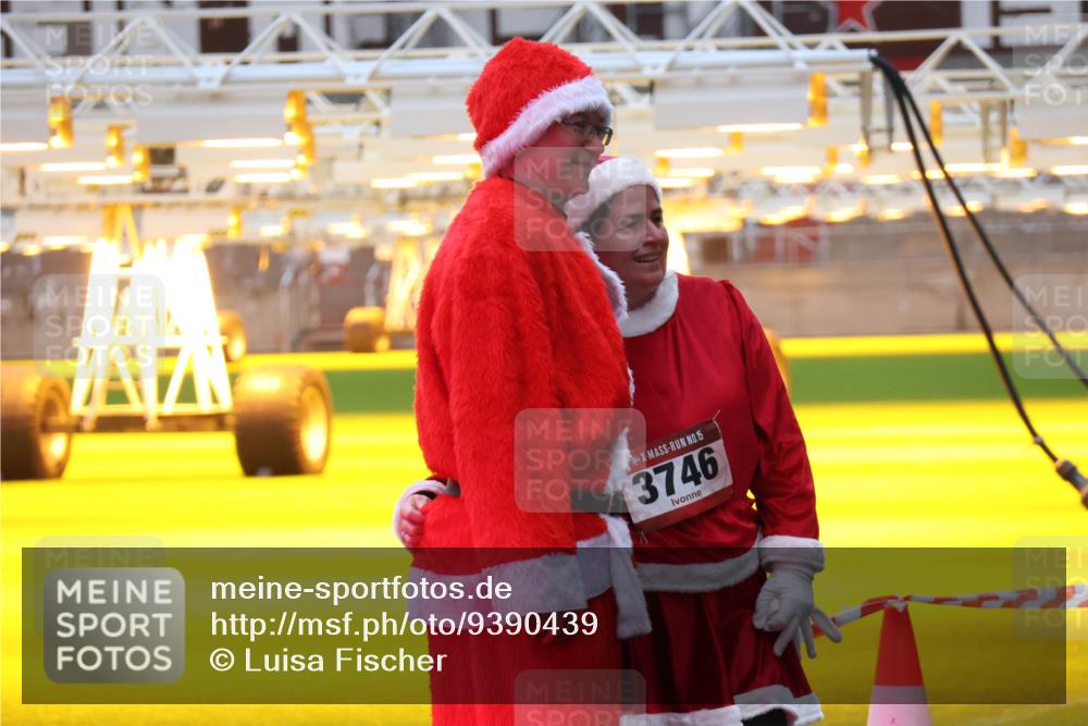 07.12.2025 - St. Pauli X-Mass-Run No. 15 Luisa Fischer http://msf.ph/oto/9390439 07.12.2025 12:14:02 Ziel 15, 3746, 455, 463, 466, 2543, 3645, 4048, 4077, 4179, 4258, 4261, 4713 meine-sportfotos.de