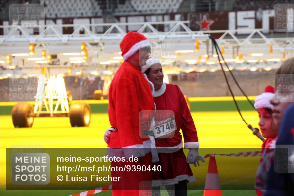07.12.2025 - St. Pauli X-Mass-Run No. 15 Luisa Fischer http://msf.ph/oto/9390440 07.12.2025 12:14:02 Ziel 3746, 151, 455, 463, 466, 2543, 3645, 4048, 4077, 4179, 4258, 4261, 4713 meine-sportfotos.de