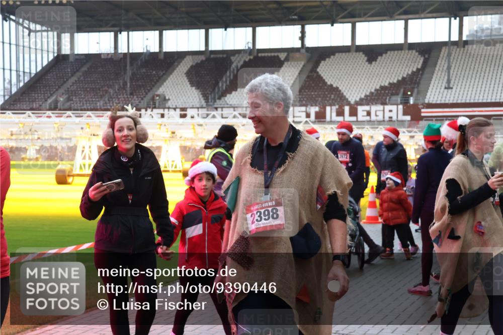 07.12.2025 - St. Pauli X-Mass-Run No. 15 Luisa Fischer http://msf.ph/oto/9390446 07.12.2025 12:14:18 Ziel 15, 2398, 3972, 2274, 3645, 4048, 4077, 4179, 4258, 4261 meine-sportfotos.de