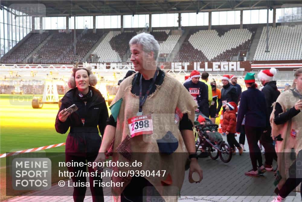 07.12.2025 - St. Pauli X-Mass-Run No. 15 Luisa Fischer http://msf.ph/oto/9390447 07.12.2025 12:14:19 Ziel 15, 2398, 1, 3972, 979, 2274, 3645, 4048, 4077, 4179, 4258, 4261 meine-sportfotos.de