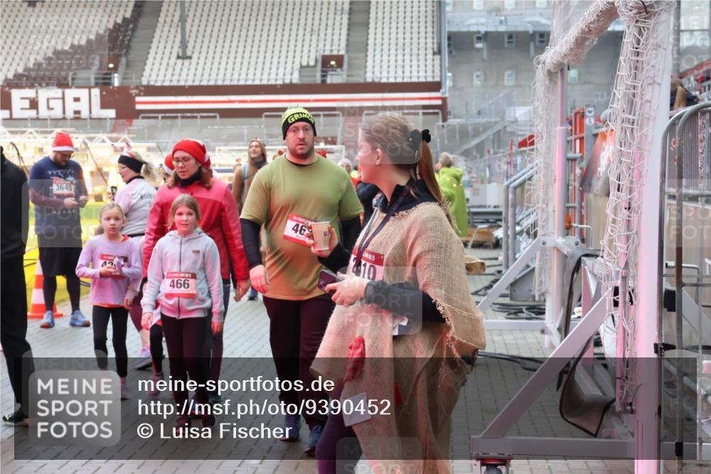 07.12.2025 - St. Pauli X-Mass-Run No. 15 Luisa Fischer http://msf.ph/oto/9390452 07.12.2025 12:14:21 Ziel 3645, 466, 468, 210, 2274, 4048, 4179, 4258, 4261 meine-sportfotos.de