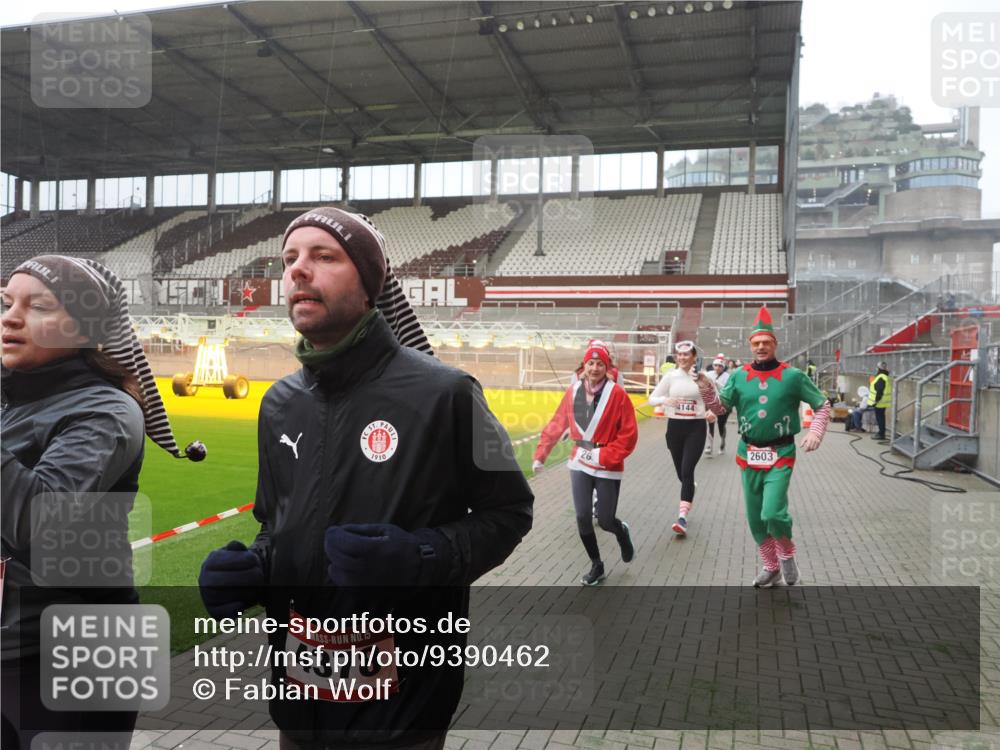 07.12.2025 - St. Pauli X-Mass-Run No. 15 Fabian Wolf http://msf.ph/oto/9390462 07.12.2025 10:23:51 Ziel 1104, 2603, 2634, 3887, 3890, 3968, 4043, 4139, 4144, 4203, 4377, 4378, 4765 meine-sportfotos.de