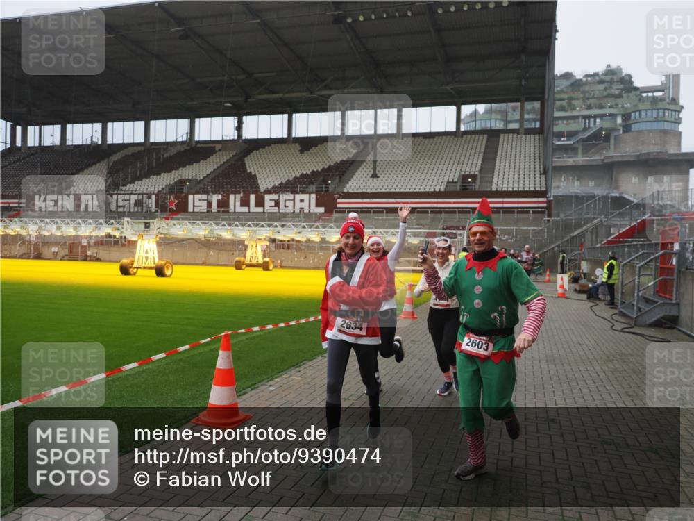 07.12.2025 - St. Pauli X-Mass-Run No. 15 Fabian Wolf http://msf.ph/oto/9390474 07.12.2025 10:23:51 Ziel 1104, 2603, 2634, 3887, 3890, 3968, 4043, 4139, 4144, 4203, 4377, 4378, 4765 meine-sportfotos.de