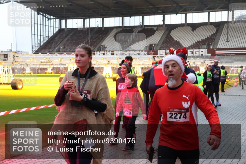 07.12.2025 - St. Pauli X-Mass-Run No. 15 Luisa Fischer http://msf.ph/oto/9390476 07.12.2025 12:14:37 Ziel 15, 4188, 4179, 15, 2274, 407, 444, 445, 451, 454, 457, 2274, 3690, 3693 meine-sportfotos.de