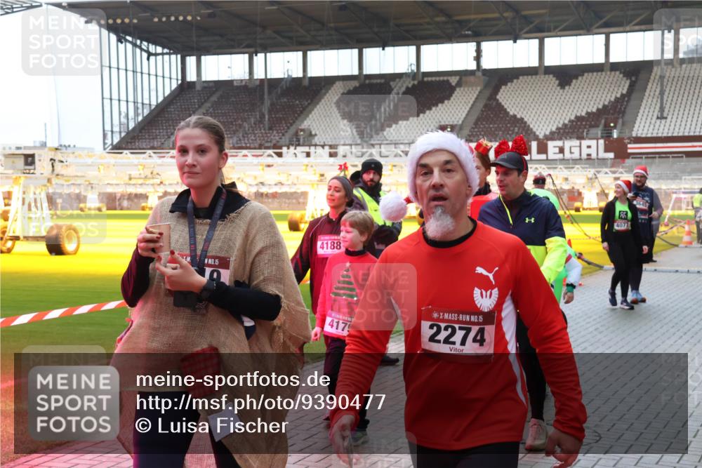 07.12.2025 - St. Pauli X-Mass-Run No. 15 Luisa Fischer http://msf.ph/oto/9390477 07.12.2025 12:14:37 Ziel 15, 4188, 4179, 15, 2274, 4077, 444, 445, 451, 454, 457, 2274, 3690, 3693 meine-sportfotos.de