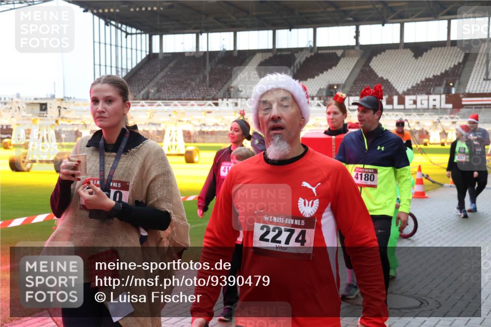 07.12.2025 - St. Pauli X-Mass-Run No. 15 Luisa Fischer http://msf.ph/oto/9390479 07.12.2025 12:14:38 Ziel 15, 15, 2274, 4180, 4077, 444, 445, 451, 454, 457, 2274, 3690, 3693 meine-sportfotos.de