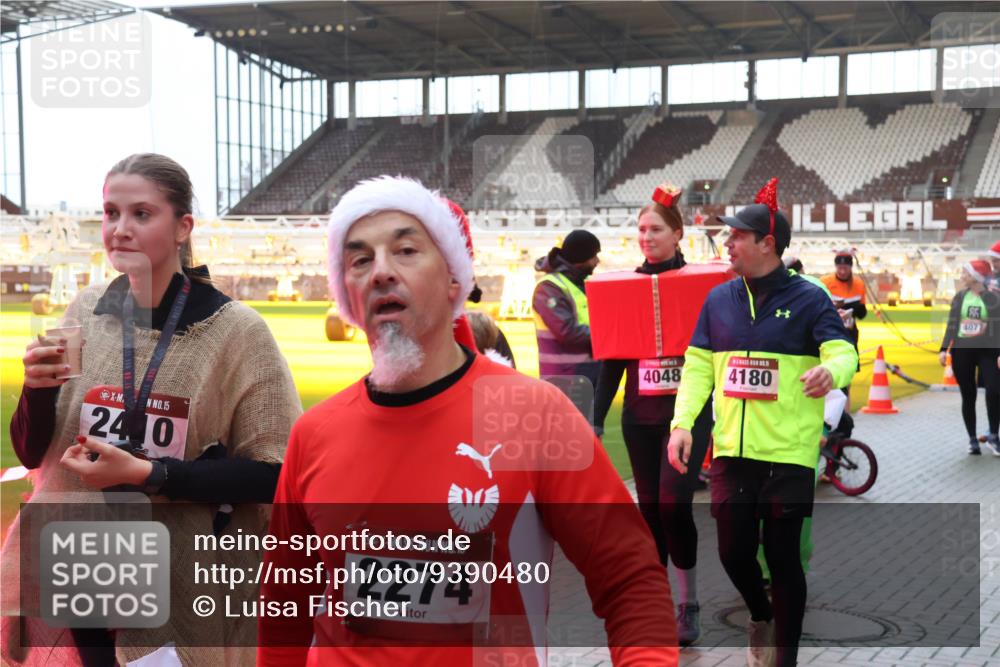 07.12.2025 - St. Pauli X-Mass-Run No. 15 Luisa Fischer http://msf.ph/oto/9390480 07.12.2025 12:14:38 Ziel 15, 24, 0, 15, 2274, 4048, 4180, 4077, 444, 445, 451, 454, 457, 2274, 3690, 3693 meine-sportfotos.de