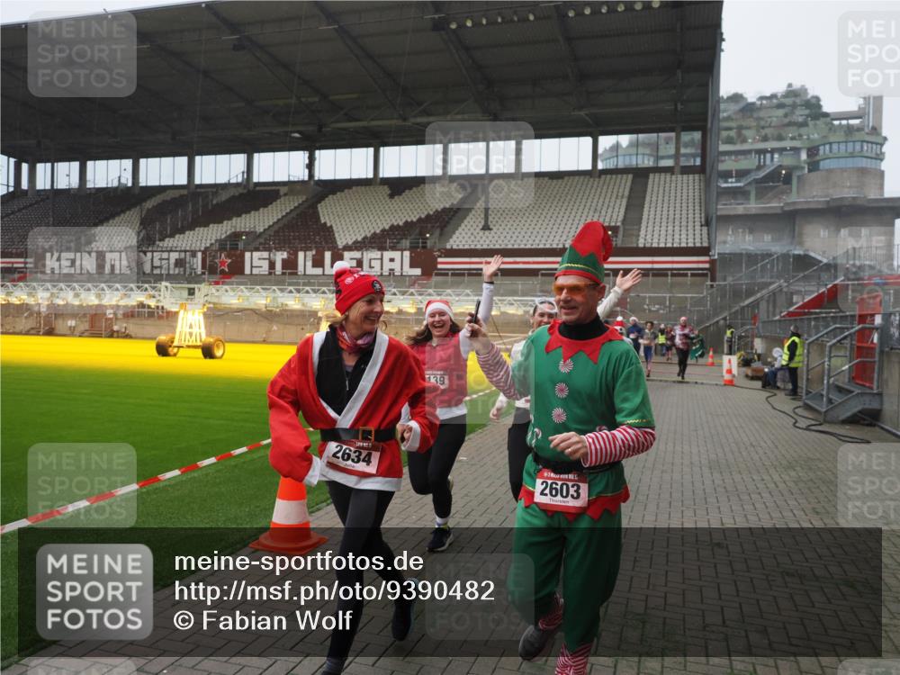 07.12.2025 - St. Pauli X-Mass-Run No. 15 Fabian Wolf http://msf.ph/oto/9390482 07.12.2025 10:23:52 Ziel 1104, 2603, 2634, 3968, 4043, 4139, 4144, 4203, 4377, 4378, 4765 meine-sportfotos.de