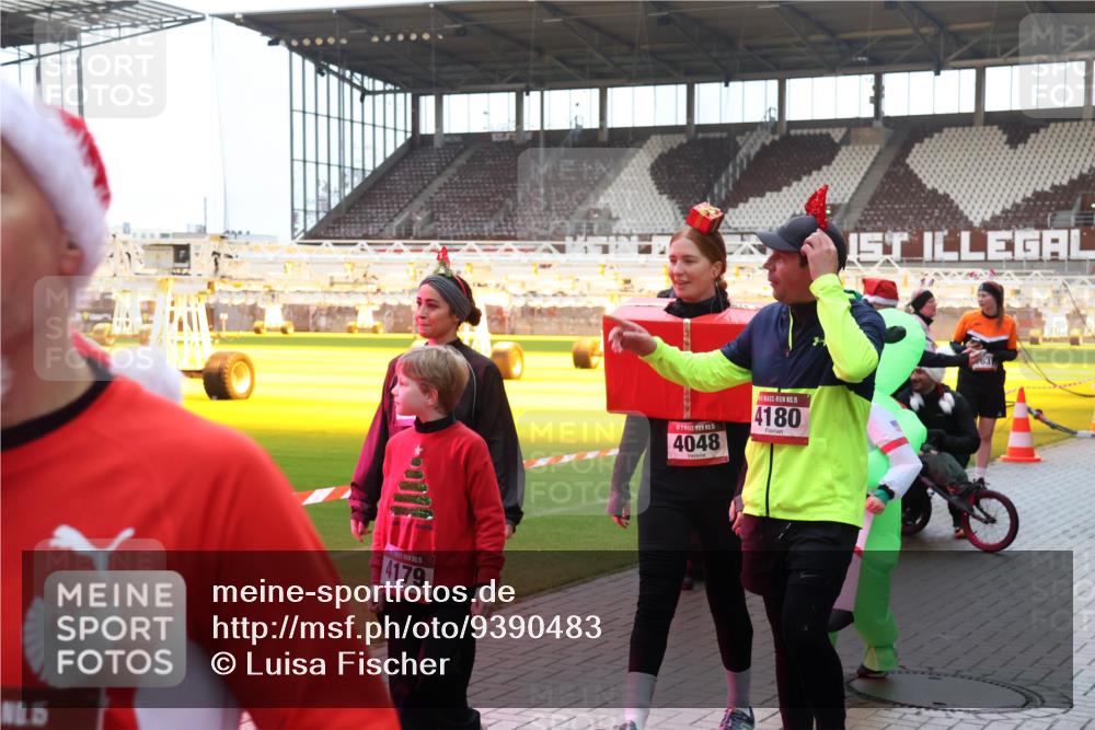 07.12.2025 - St. Pauli X-Mass-Run No. 15 Luisa Fischer http://msf.ph/oto/9390483 07.12.2025 12:14:39 Ziel 5, 4179, 5, 4048, 15, 4180, 444, 445, 451, 454, 457, 2274, 3690, 3693 meine-sportfotos.de