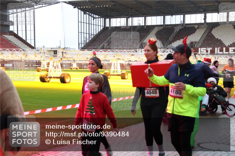 07.12.2025 - St. Pauli X-Mass-Run No. 15 Luisa Fischer http://msf.ph/oto/9390484 07.12.2025 12:14:39 Ziel 4179, 4048, 4180, 444, 445, 451, 454, 457, 2274, 3690, 3693 meine-sportfotos.de