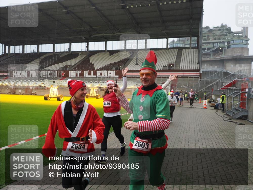 07.12.2025 - St. Pauli X-Mass-Run No. 15 Fabian Wolf http://msf.ph/oto/9390485 07.12.2025 10:23:52 Ziel 1104, 2603, 2634, 3968, 4043, 4139, 4144, 4203, 4377, 4378, 4765 meine-sportfotos.de
