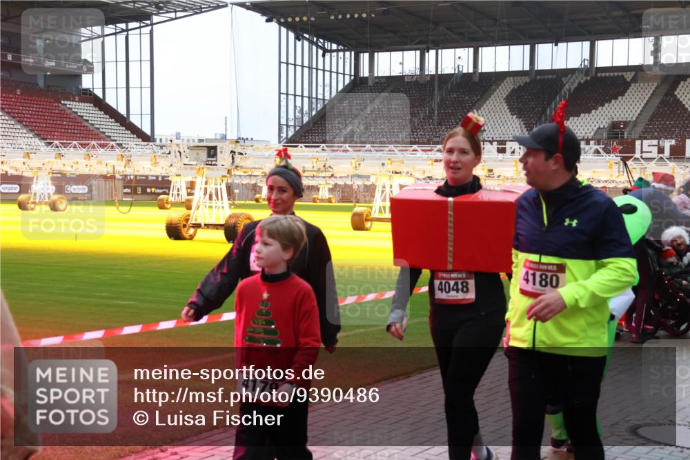 07.12.2025 - St. Pauli X-Mass-Run No. 15 Luisa Fischer http://msf.ph/oto/9390486 07.12.2025 12:14:39 Ziel 4179, 4048, 4180, 444, 445, 451, 454, 457, 2274, 3690, 3693 meine-sportfotos.de